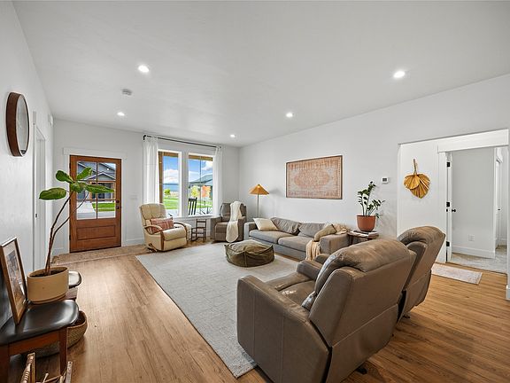5th image of 821 River Ave