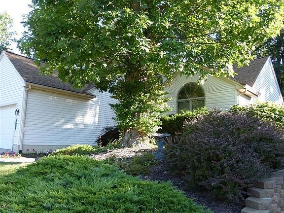 3rd image of 526 Woodland Dr W