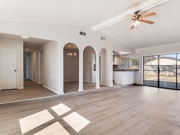 3rd image of 2805 Raintree Dr