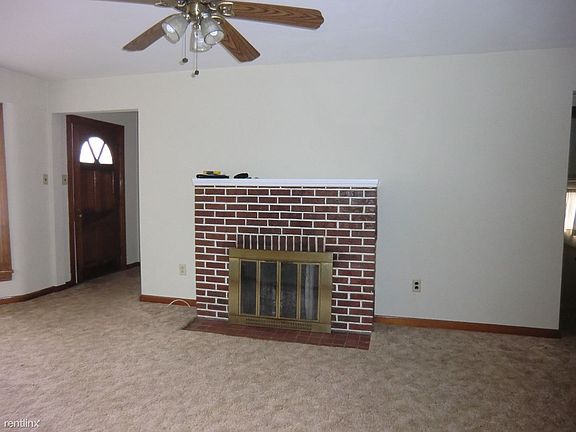 Keebler 1712 N Living Room (3)