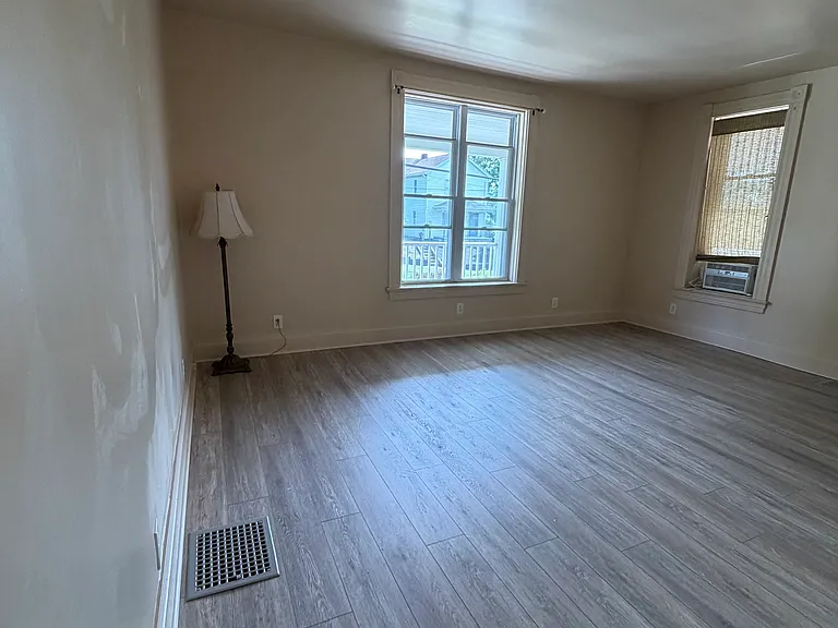 Livingroom 16' 9" x 12' 6"