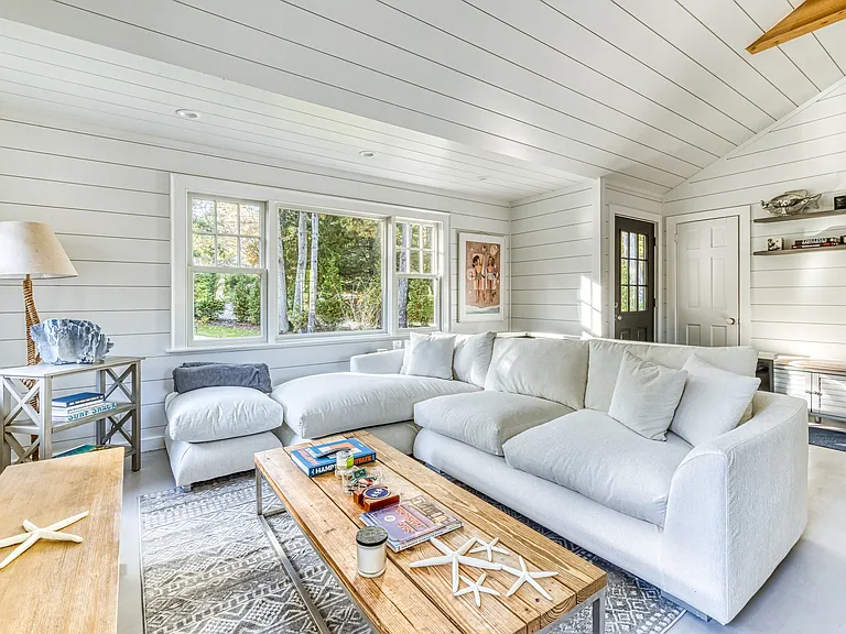 Laurel Ln — Photo 15