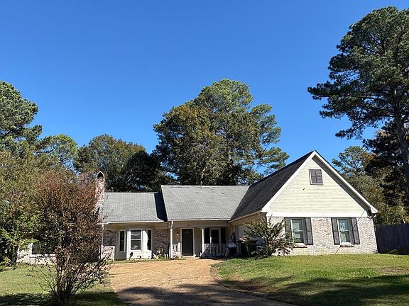 3rd image of 688 Greenfield Dr