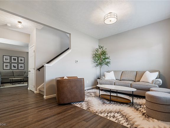 4th image of 884 Highridge Ln