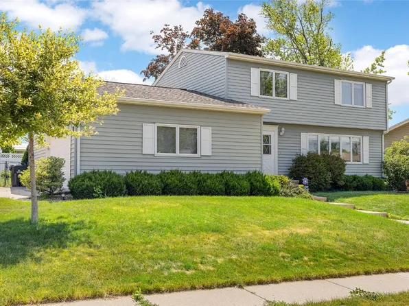 151 Meadowlark Ln NW, Cedar Rapids, IA 52405