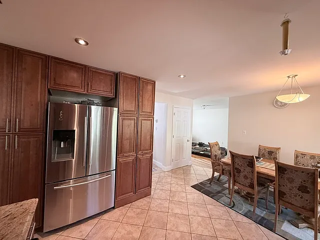 4 bed, 2160 sqft, $2,400 — Photo 3
