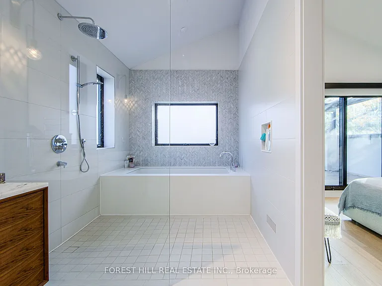 257 Manor Rd E — Photo 32
