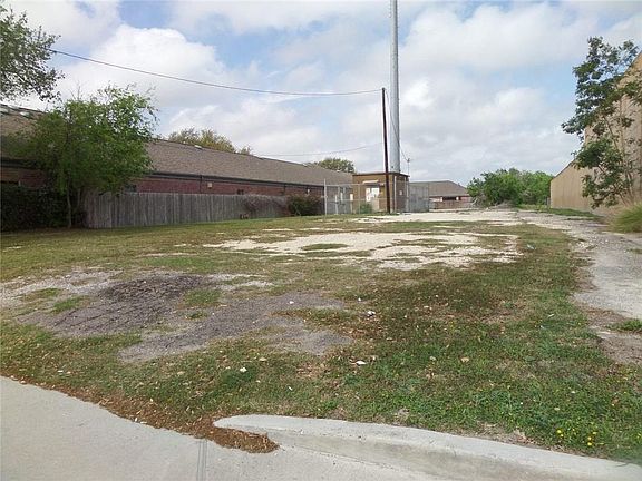 3rd image of 5521 S Staples St