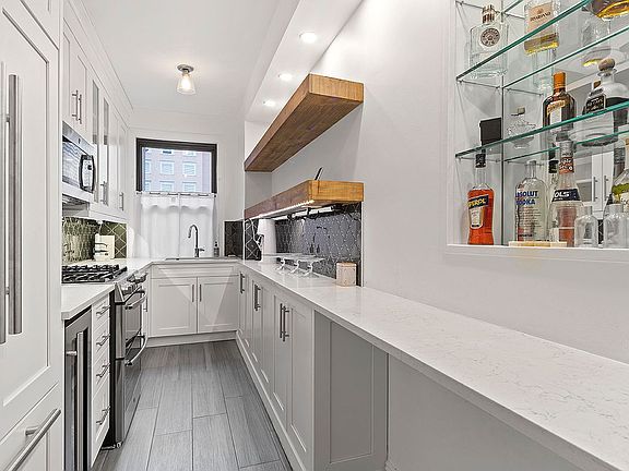 4th image of 457 W 57th St #806