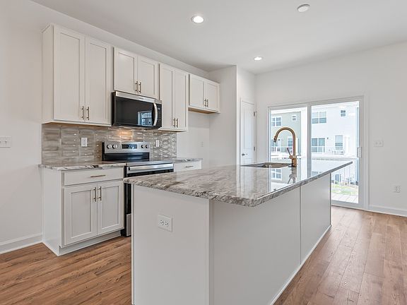 4th image of 1069 Balsam Ln