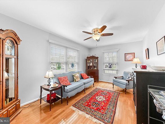 3rd image of 433 Green View Ct