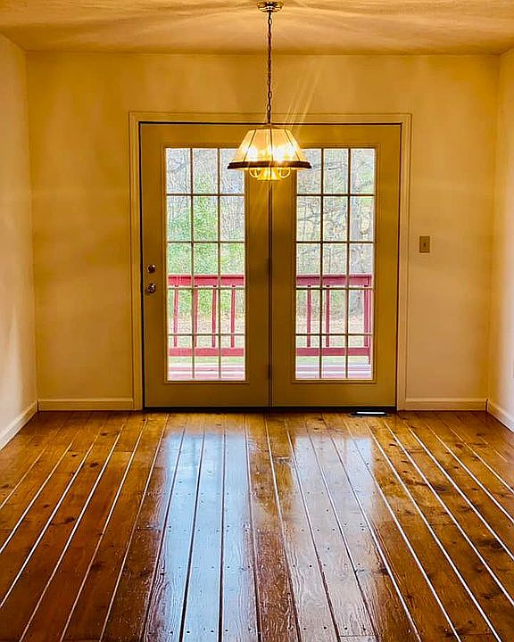 Beautiful Knotty Pine floors