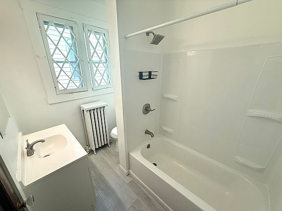 5th image of 228 Saratoga St APT 3