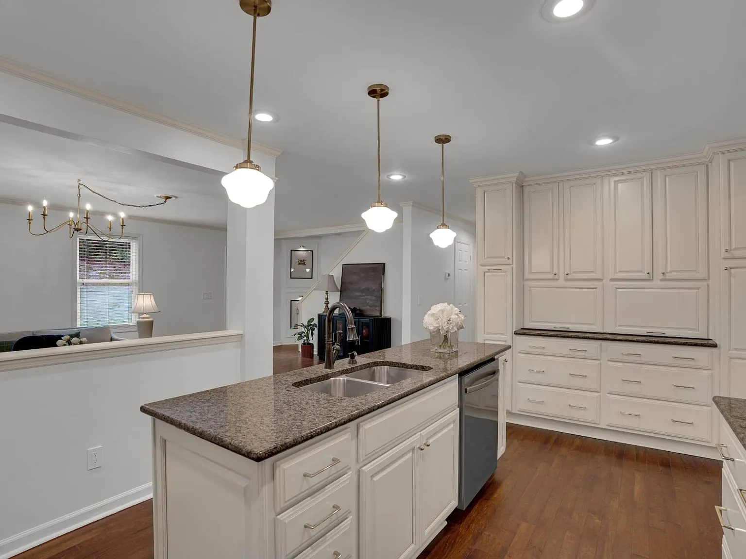 3 bed, 1850 sqft, $2,200 — Photo 4