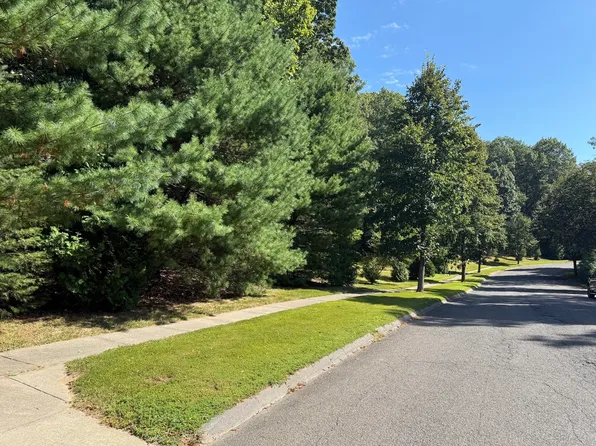 35 Pembroke Ter, East Longmeadow, MA 01028