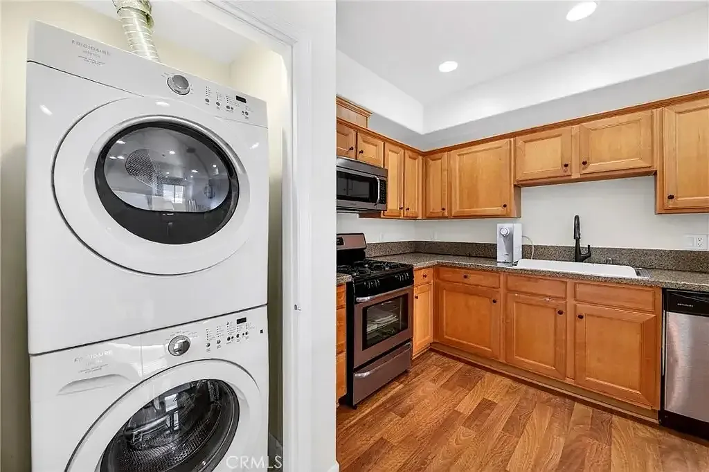 2 bed, 810 sqft, $2,600 — Photo 2