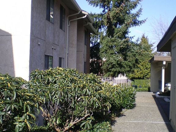 3rd image of 23303 Lakeview Dr