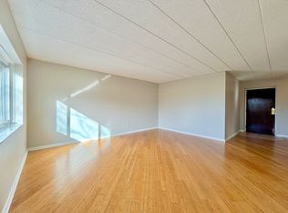 1088 Greentree Rd, Pittsburgh, PA 15220