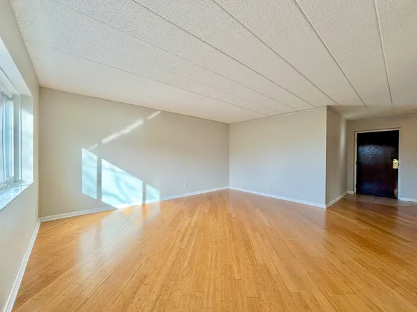 1088 Greentree Rd, Pittsburgh, PA 15220