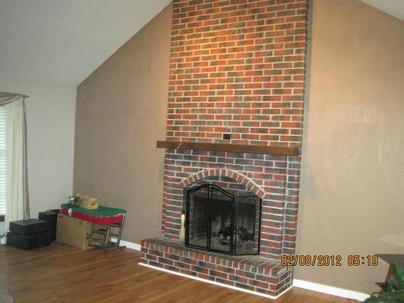 5th image of 1029 N Canterbury Ln