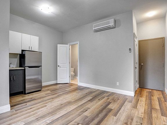 4th image of 66 King St W #201
