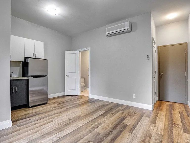 66 King St W #201 — Photo 4