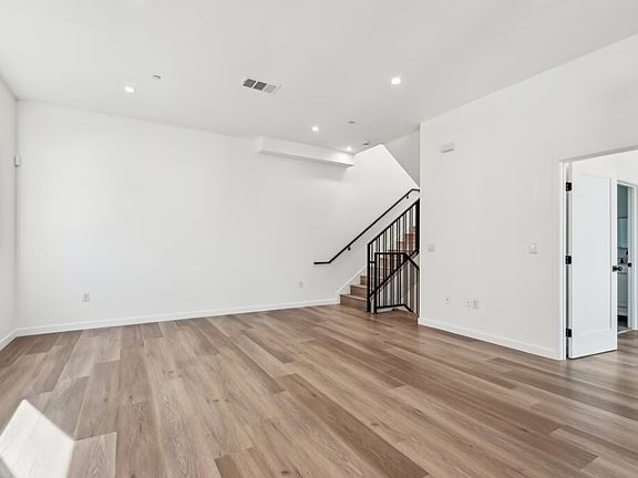 3rd image of 2922 S Burnside Ave