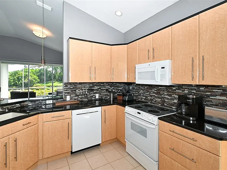 7131 Kensington Ct — Photo 17