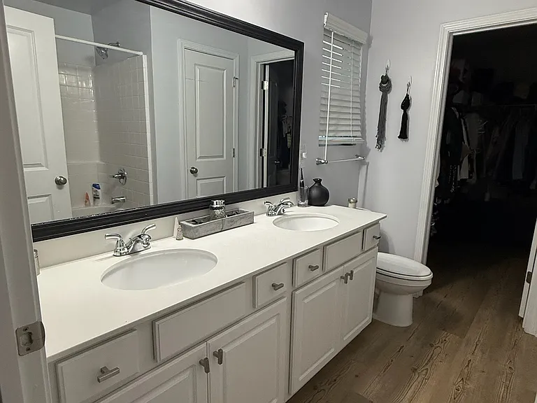 Double vanity in en suite bathroom