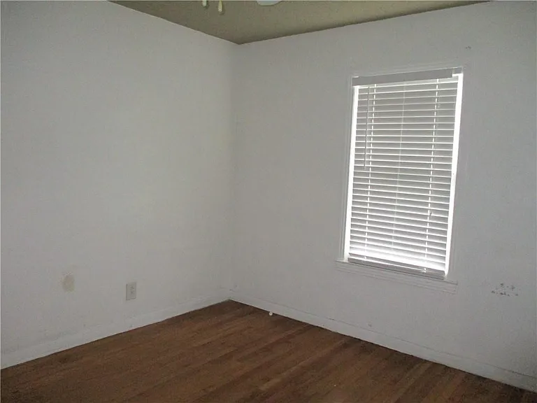 3530 S Alameda St — Photo 5