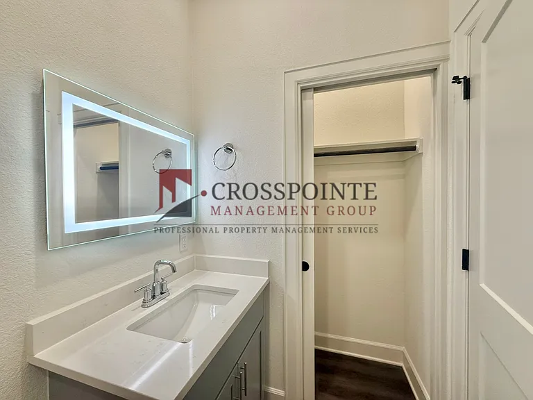 548 W Erwin St — Photo 4