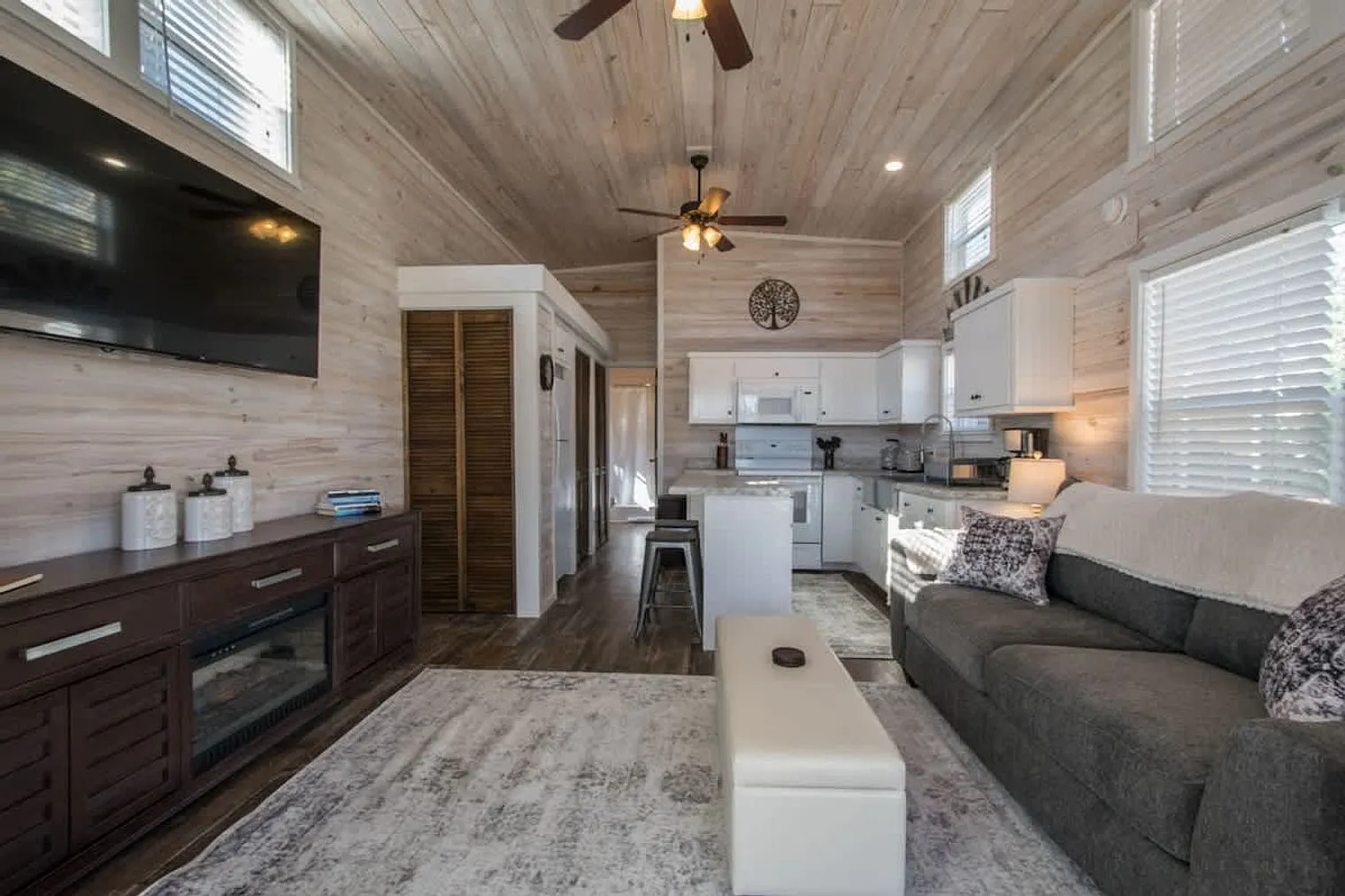 1 bed, 1.0 bath, 398 sqft, $2,204 — Photo 1