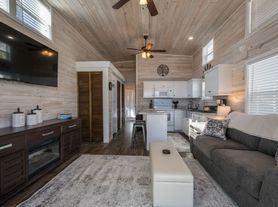 66 Empire Ln, Flat Rock, NC