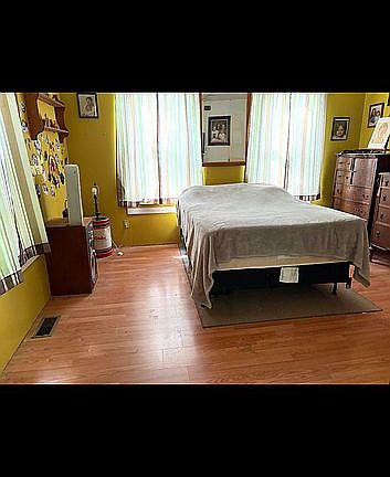 2nd image of 253 Linneus Ave