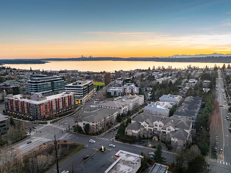 Just a block to Kirkland Urban & Google, PCC, QFC, great shops, restaurants, brewery, parks, etc.!