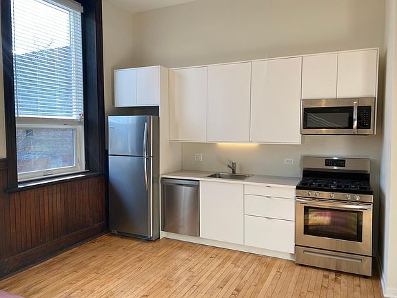 2nd image of 1828 S Leavitt St #200