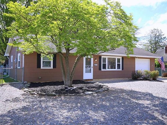 3rd image of 303 Foxwood Ln