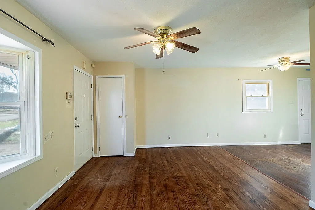825 SE Eastgate Drive - 1 — Photo 2