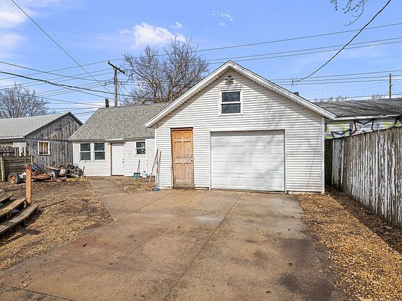 3rd image of 318 2nd Ave S