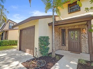 1065 Raintree Ln, Palm Beach Gardens, FL 33410