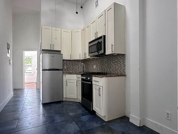 5th image of 294 Harman St APT 3RR