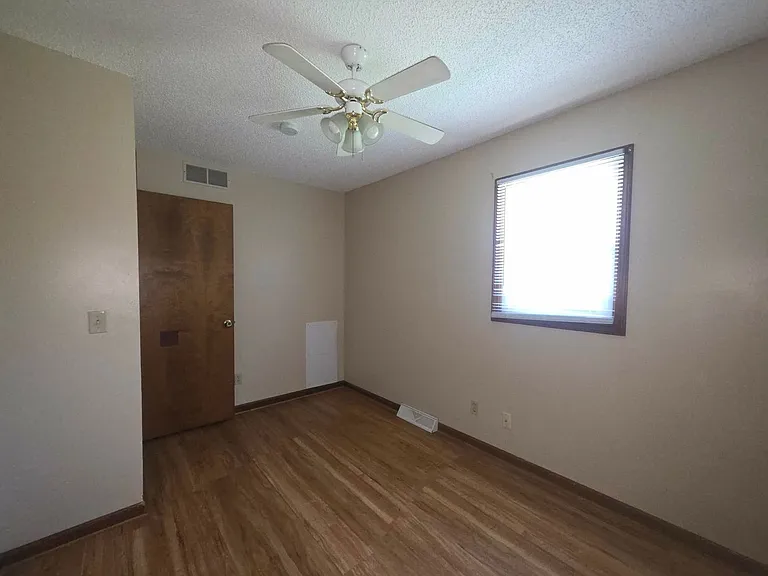 1379 Parkside Dr — Photo 10