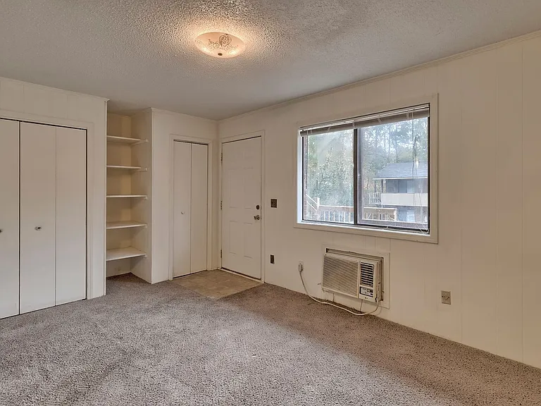 116 Creekside Dr — Photo 2