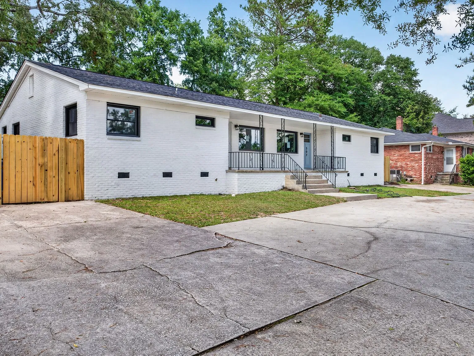 Charming 3-Bed Duplex in Prime Columbia Location Near Devine St & USC! — Photo 3