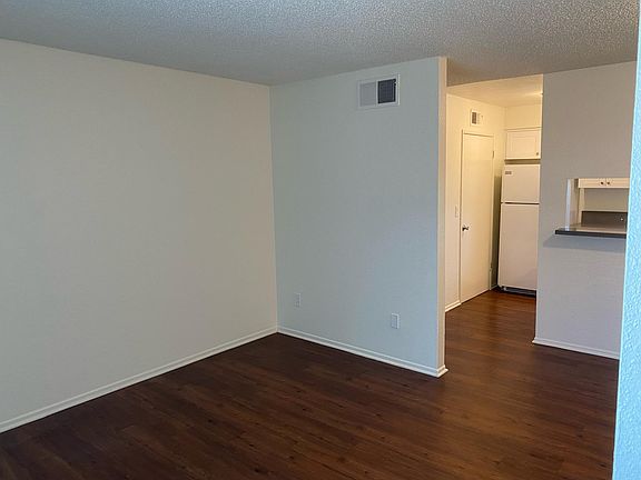 3rd image of 11913 Runnymede St