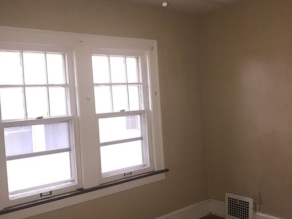 3rd image of 811 Hoover Ave