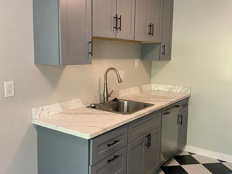 Bellevue Apartments — Photo 38