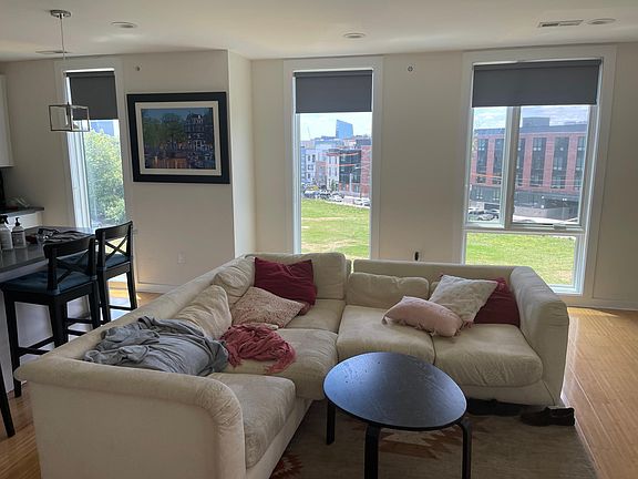 4th image of 1834 Vineyard St APT 27