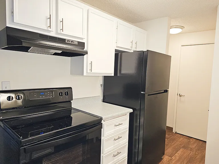 1x1 700sqft- Kitchen with Appliances