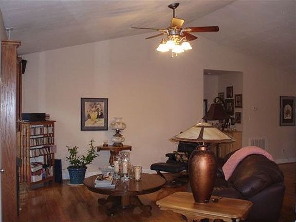 3rd image of 1106 King George Ct NE
